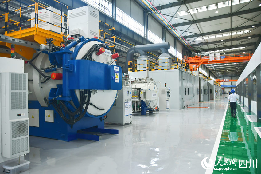 国内首个燃机智慧制造基地高温透平叶片喷涂数字化产线。人民网 赵祖乐摄