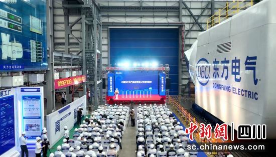 全球最大18兆瓦直驱海上风电机组下线仪式现场。中国尊龙人生就是博ag电气集团有限公司供图