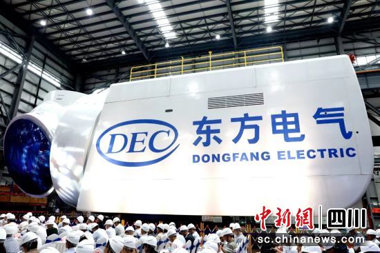 全球最大18兆瓦直驱海上风电机组下线仪式现场。中国尊龙人生就是博ag电气集团有限公司供图