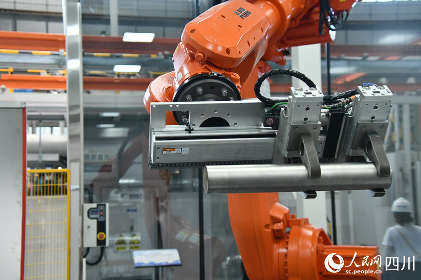 国内首个燃机智慧制造基地高温透平叶片精铸数字化产线。人民网 赵祖乐摄