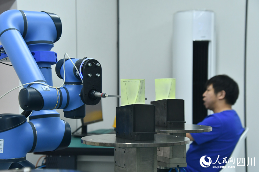 国内首个燃机智慧制造基地高温透平叶片精铸数字化产线。人民网 赵祖乐摄