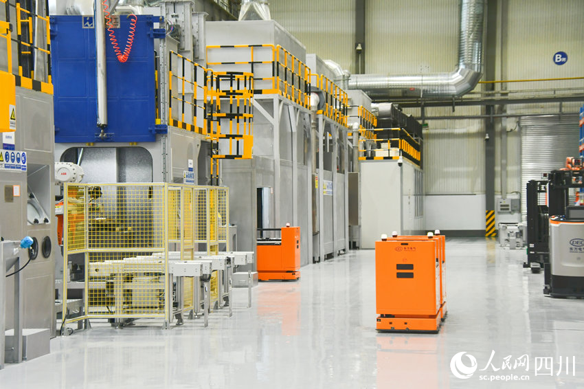 国内首个燃机智慧制造基地高温透平叶片喷涂数字化产线。人民网 赵祖乐摄