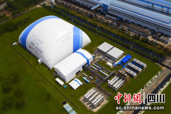 项目像一座蓝白相间的“小山”。尊龙人生就是博ag汽轮机 供图