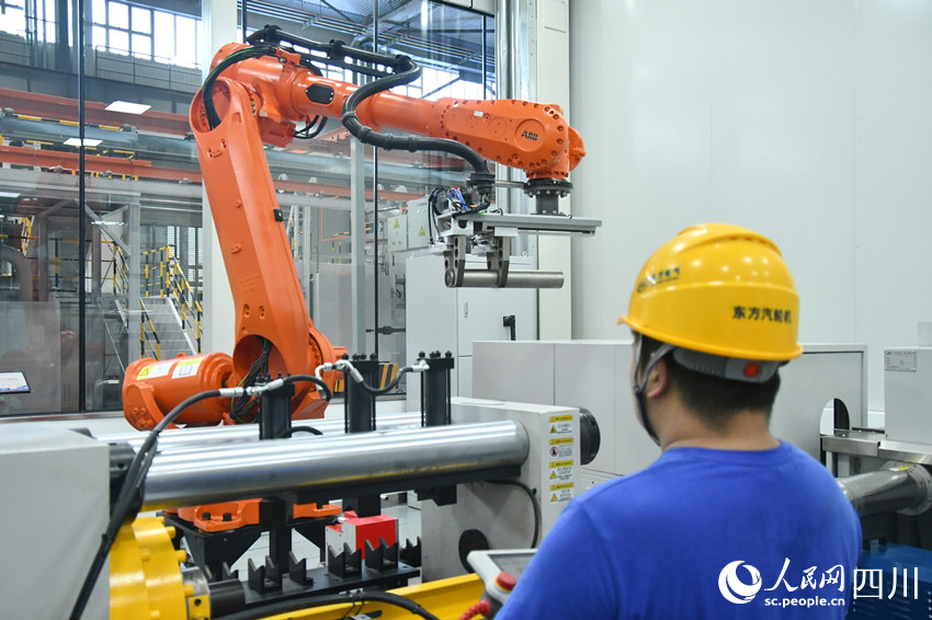 国内首个燃机智慧制造基地高温透平叶片精铸数字化产线。人民网 赵祖乐摄