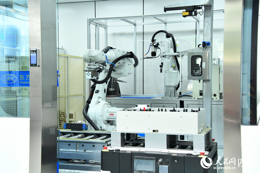 国内首个燃机智慧制造基地高温透平叶片喷涂数字化产线。人民网 赵祖乐摄