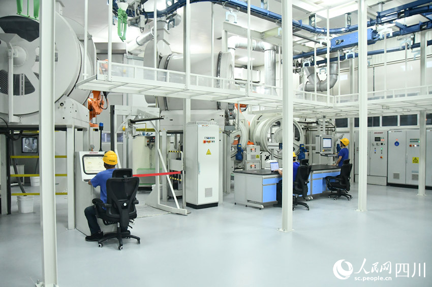 国内首个燃机智慧制造基地高温透平叶片精铸数字化产线。人民网 赵祖乐摄