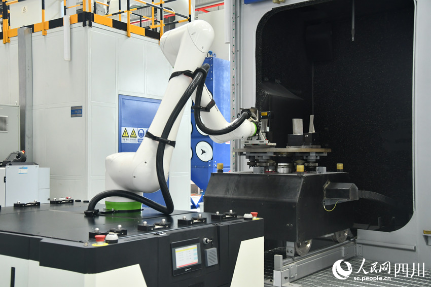 国内首个燃机智慧制造基地高温透平叶片喷涂数字化产线。人民网 赵祖乐摄